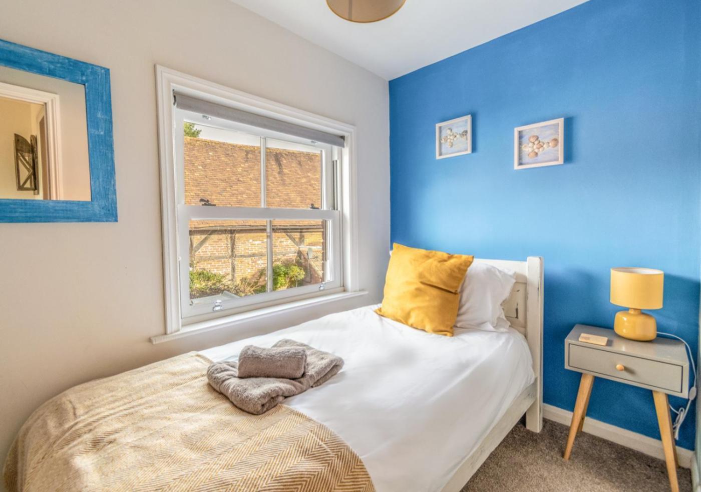 Stylish 2 Bedrooms Cosy & Bright Cottage, Pet Friendly, Sleeps 5, Titchfield Village - Summer Special Offer!! - By Blue Puffin Stays エクステリア 写真