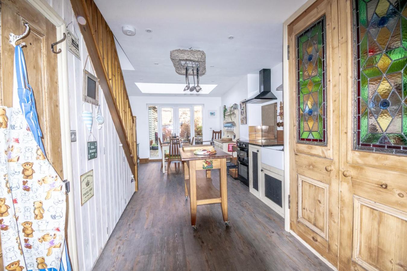 Stylish 2 Bedrooms Cosy & Bright Cottage, Pet Friendly, Sleeps 5, Titchfield Village - Summer Special Offer!! - By Blue Puffin Stays エクステリア 写真