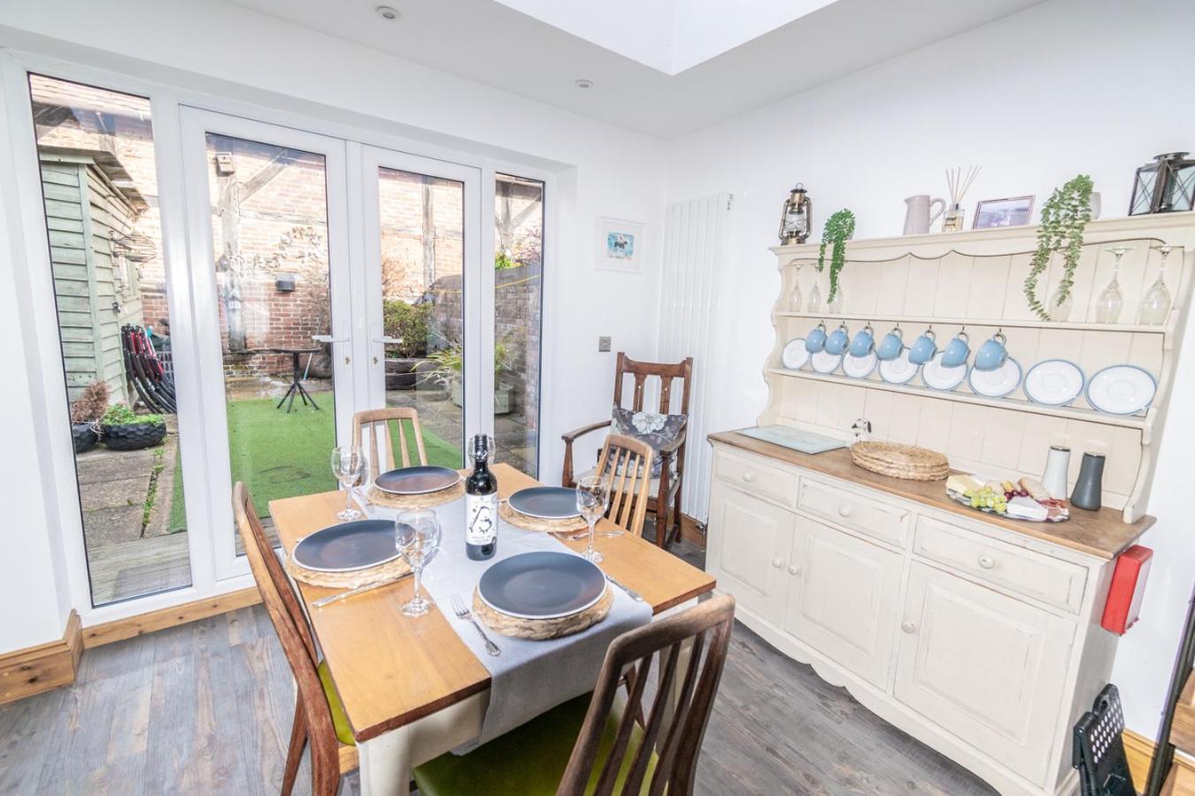 Stylish 2 Bedrooms Cosy & Bright Cottage, Pet Friendly, Sleeps 5, Titchfield Village - Summer Special Offer!! - By Blue Puffin Stays エクステリア 写真
