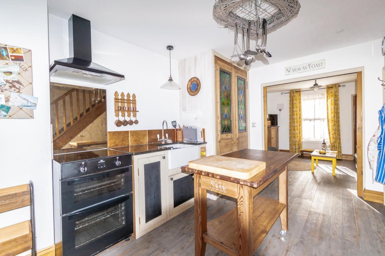 Stylish 2 Bedrooms Cosy & Bright Cottage, Pet Friendly, Sleeps 5, Titchfield Village - Summer Special Offer!! - By Blue Puffin Stays エクステリア 写真