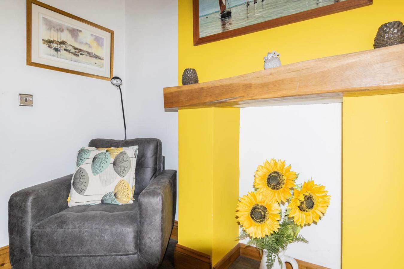 Stylish 2 Bedrooms Cosy & Bright Cottage, Pet Friendly, Sleeps 5, Titchfield Village - Summer Special Offer!! - By Blue Puffin Stays エクステリア 写真