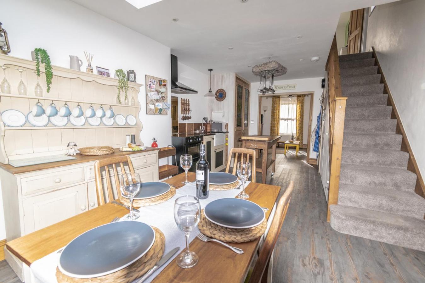 Stylish 2 Bedrooms Cosy & Bright Cottage, Pet Friendly, Sleeps 5, Titchfield Village - Summer Special Offer!! - By Blue Puffin Stays エクステリア 写真