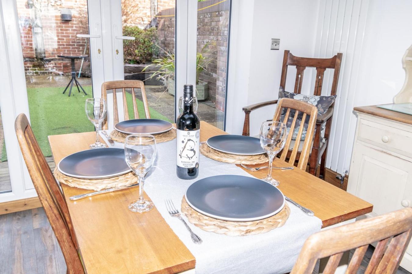 Stylish 2 Bedrooms Cosy & Bright Cottage, Pet Friendly, Sleeps 5, Titchfield Village - Summer Special Offer!! - By Blue Puffin Stays エクステリア 写真